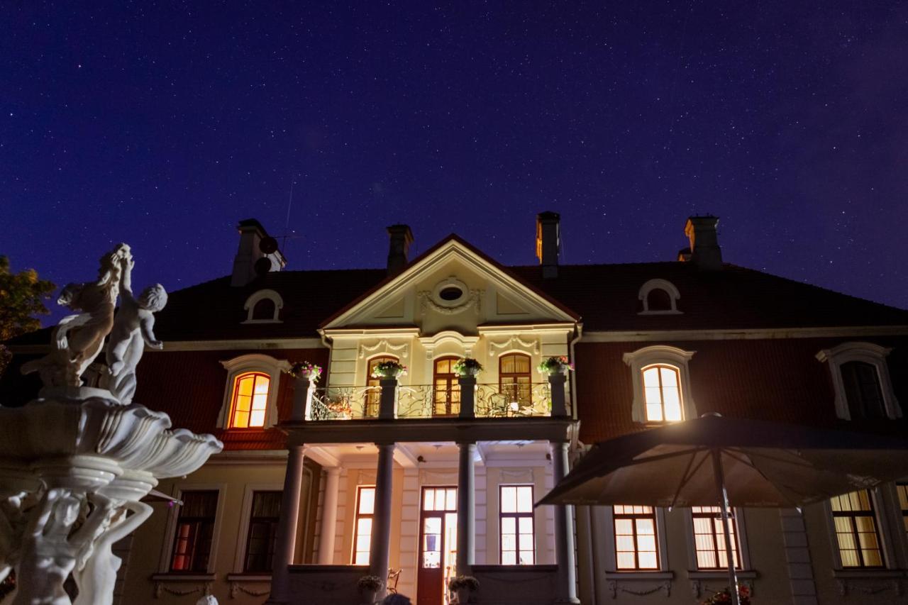 Sventes Muiza Hotel Buitenkant foto