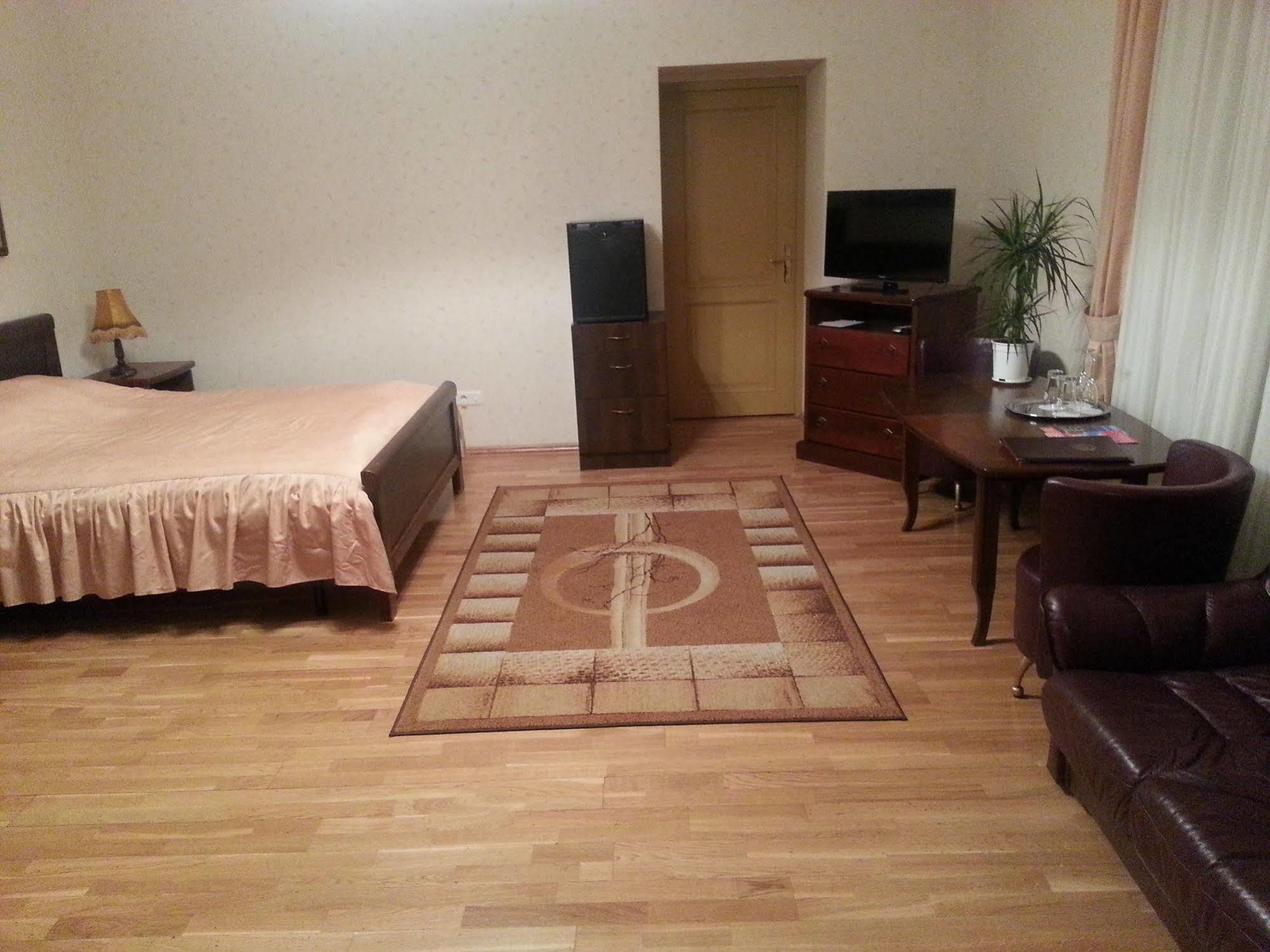 Sventes Muiza Hotel Buitenkant foto